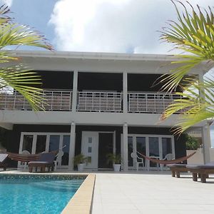 B Queen Room Pool View